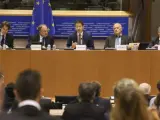 El presidente del Eurogrupo, Jeroen Dijsselbloem (c), comparece ante la Comisión de Asuntos Económicos y Monetarios de la Eurocámara en Bruselas.