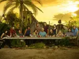 Imagen promocional de 'Perdidos' que emula la escena de la última cena protagonizada por los personajes de la serie.