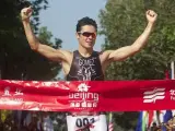 El triatleta gallego Javier Gómez Noya, campeón del mundo 2013, celebra su victoria en el el Beijing International Triathlon.