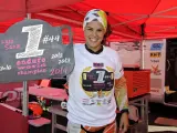 La piloto Laia Sanz celebra su victoria en la general final del que supone su tercer mundial de Enduro.