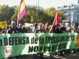 La 'marea verde' en defensa de la educación pública, a su paso por Cibeles durante la manifestación de la Cumbre Social de este 23N en Madrid.