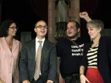 De izquierda a derecha: Marta Rovira (ERC), Jordi Turull (CiU), David Fernández (CUP) y Dolors Camats (ICV-EUiA) firman una propuesta de resolución para defender la consulta del 9 de noviembre, en el Parlament tras finalizar la segunda jornada del Debate de Política General de Cataluña.