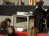 El expresidente de Spanair Ferran Soriano lee unos documentos durante el juicio en la Ciudad de la Justicia de Barcelona por la quiebra de la aerolínea.