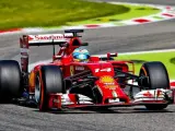 Fernando Alonso rueda con su Ferrari.