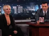 Kaley Cuoco, en el programa de Jimmy Kimmel, explicando cómo se enteró de que sus fotos íntimas habían sido publicadas en Internet.
