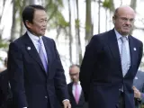 El ministro de Finanzas japonés, Taro Aso, junto al ministro español de Economía, Luis de Guindos, en la reunión del G-20 en la ciudad australiana de Cairns.