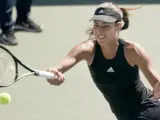 La tenista serbia Ana Ivanovic le devuelve una bola a la danesa Caroline Wozniacki durante la final del Abierto de Tokio 2014.