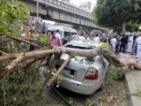 Un coche destrozado en las inmediaciones de la sede del Ministerio de Asuntos Exteriores de El Cairo tras un atentado con una bomba.