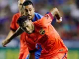 Neymar Júnior controla un balón en el campo del Levante.