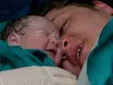 Una madre y su recién nacido, en un paritorio.