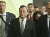 El presidente del BCE, Mario Draghi (centro), antes de comparecer en la Comisión de Asuntos Económicos y Monetarios del Parlamento europeo.