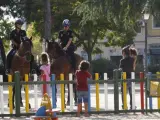 Policías nacionales a caballo patrullando uno de los parques infantiles de Ciudad Lineal.