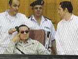 El ex presidente egipcio, Hosni Mubarak (sentado), y sus dos hijos, Gamal Mubarak (izda) y Alaa.