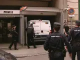 Imagen tomada de televisión del furgón policial que traslada al presunto jefe de la célula yihadista vinculada al Estado Islámico.