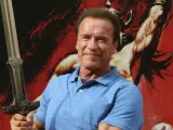 El actor Arnold Schwarzenegger empuña la espada de Conan tras descubrir una estrella con su nombre en el paseo de la Fama de Almería.