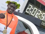 El atleta keniano Dennis Kimetto celebra su victoria en el Maratón de Berlín 2014, donde estableció un nuevo récord mundial sobre la distancia.