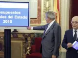 El ministro de Hacienda, Cristóbal Montoro, entregó al presidente del Congreso, Jesús Posada, el proyecto de ley de Presupuestos Generales del Estado para 2015.