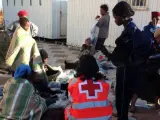 Varios de los 45 inmigrantes de origen subsahariano que han llegado en una embarcación a la costa de Ceuta, entre ellos cinco menores y catorce mujeres.