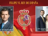 Primeros sellos dedicados a los Reyes, una emisión conmemorativa de Correos que consta de dos estampillas, una con el retrato de Felipe VI y la otra con la imagen del Monarca junto a doña Letizia, ambas por valor de un euro.