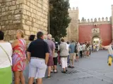 Colas en uno de los accesos al Real Alcázar de Sevilla, que representará el reino de Dorne en el rodaje de 'Juego de Tronos': sus cientos de visitantes diarios serán reemplazados por actores, técnicos, guionistas o productores.