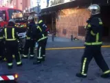 Bomberos actuando contra un incendio en un edificio (Archivo).