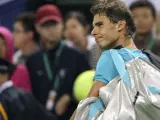 El tenista balear Rafa Nadal observa el marcador con el rostro serio después de ser eliminado del Masters de Shanghái 2014 tras caer con Feliciano López.