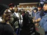 Una manifestante grita frente a agentes antidisturbios en una protesta en el estado de Misuri por la muerte de otro joven de color en un enfrentamiento con la Policía.