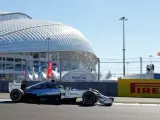 El piloto británico de la escudería Mercedes Lewis Hamilton, rondando en el circuito de Sochi, donde se celebra el GP de Rusia.