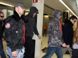 Diversos mossos en dependencias judiciales acompañando a los agentes imputados por el caso Raval (con capuchas, gorras y gafas de sol).