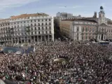 Imagen de archivo de una protesta de miles de personas en la Puerta del Sol con motivo de una asamblea del 15-M.