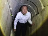 El secretario general de la ONU, Ban Ki-moon caminando por uno de los túneles que horadan el subsuelo de la Franja de Gaza.