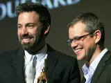 Ben Affleck y Matt Damon reciben un premio en el Festival de cine de Santa Barbara en 2013.