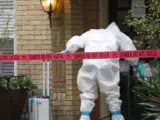 Un trabajador de los servicios sanitarios de EEUU limpia la casa de la trabajadora de Texas que ha contraído ébola.