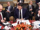 El presidente ruso, Vladimir Putin (izda), se reune con el primer ministro italiano, Matteo Renzi (centro) y el presidente de Ucrania, Petro Poroshenko, para discutir la crisis en Ucrania en Milán (Italia).