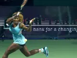 La tenista estadounidense Serena Williams, devuelve una bola a la serbia Ana Ivanovic, durante el partido de primera ronda del Masters de Singapur.