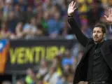 Simeone, dando instrucciones a sus jugadores desde la banda del Camp Nou.