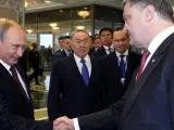El presidente de Ucrania, Petró Poroshenko (d), saluda al presidente ruso, Vladímir Putin (i), a su llegada a una cumbre política para líderes de estado celebrada en Minsk (Bielorrusia).