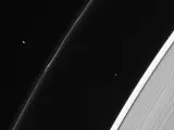 Vista de las 'minilunas' Pandora y Atlas, en los anillos de Saturno, en una imagen captada por la sonda Cassini.