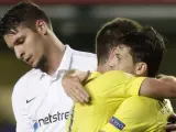 Los jugadores del Villarreal, el delantero argentino Luciano Vietto (c) y el centrocampista Javier Espinosa (d), celebran el segundo gol del equipo castellonense, durante el encuentro correspondiente a la tercera jornada del Grupo A de la Liga Europa frente al Zurich.