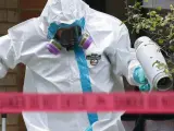 Un trabajador de los servicios sanitarios de EEUU limpia la casa de la trabajadora de Texas que ha contraído ébola.