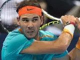 El tenista español Rafael Nadal devuelve la pelota al francés Pierre-Hugues Herbert durante los dieciseisavos de final del Abierto de Tenis de Basilea.