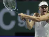 La tenista rusa Maria Sharapova devuelve la bola a la polaca Agnieszka Radwanska durante su partido del Masters femenino de Singapur 2014.
