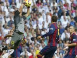 El portero chileno del FC Barcelona Claudio Bravo sujeta un balón en el Clásico ante el Real Madrid.