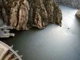 El impresionante paisaje de los Arribes del Duero, entre Zamora y Salamanca, atravesado por un catamar&aacute;n.