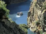 El barco, atravesando los impresionantes arribes del Duero.
