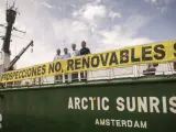 Greenpeace da una rueda de prensa en el barco 'Arctic Sunrise'.