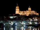 Una visi&oacute;n nocturna de Salamanca, con sus catedrales al fondo.