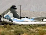 Imagen del avión de Virgin accidentado y completamente destrozado tras el accidente.