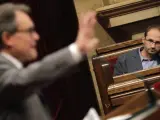 El líder de ICV-EUiA, Joan Herrera, escucha al presidente de la Generalitat, Artur Mas, durante un pleno en el Parlamento catalán.