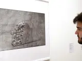 Un joven observa una de las obras del artista y activista chino Ai Weiwei que se exponen desde hoy en el centro Virreina Lab de Barcelona en el marco de la exposición.